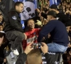 Genk-fans sluiten Bizot in de armen en de doelman reageert