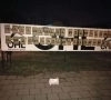 FOTO: OHL-fans pikken Chinese inmenging niet en laten dat ludiek blijken: smurfentaart voor Gargamel, 50.000 renminbi voor wie de CEO vindt!
