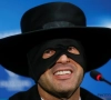 Geweldig! Trainer komt belofte na en staat in Zorro-pak de pers te woord na Champions League-kwalificatie