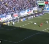? Dit is de domste goal die je ooit gaat zien: keeper staat te drinken