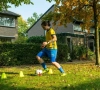 🎥 Opbeurend nieuws om de dag af te sluiten: ex-speelster KRC Genk oefent in de tuin en kopt ballen in gft-bak