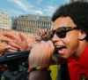 ? Een vrouwentopje of hawaïhemd? Neen, Axel Witsel mag het nieuwe uitshirt van Dortmund op heel originele wijze voorstellen