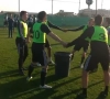 🎥 En of de sfeer goed zit: leider uit eerste amateur pakt uit met heerlijke 'Bin Challenge' op stage in Spanje