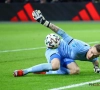 Marco Bizot in tranen na zege van AZ tegen Ajax: ex-keeper van Genk speelt topmatch de dag na de uitvaart van zijn vader