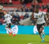 🎥 Mannschaft-verdediger gaat over de rooie met brutale elleboogstoot en komt weg met geel