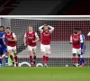 Geen fijne avond voor Kroenke: beladen sfeer door supportersprotest en Arsenal verliest door blunder doelman