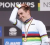 Voetbalwereld feliciteert Remco Evenepoel met wereldtitel wielrennen: "Mogelijk om hem te laten spelen tegen Oranje?"