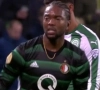 Huh? Feyenoord-speler waant zich even in vervlogen tijden en stapt veld op... met gouden ketting
