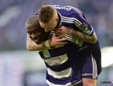 VIDEO: Geniale beelden! Mister Michel viert overwinning met Anderlecht-spionkop óp het veld
