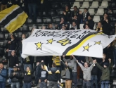 Fans van Charleroi en Lokeren eren Grégory Mertens op deze knappe wijze!
