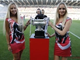 Op dit uur mag het wat meer zijn: Knappe hostess die de Supercup vasthield is zowaar de vriendin van sleutelpion die op het veld stond