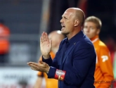 Clement kijkt naar ref Dierick, al wil hij dat niet expliciet uitspreken: "Ik ben benieuwd naar de analyses van deze match"