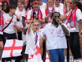 🎥 Engeland krijgt eerbetoon voor 65.000 supporters: bondscoach Wiegman gaat helemaal los met favoriete artiest