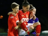 Prachtig gebaar van sportiviteit: speelster Anderlecht draagt speelster Standard van het veld na blessure