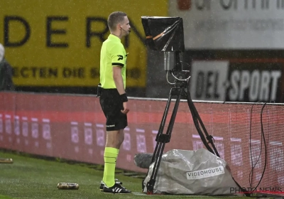 🎥 🖕 Man van gekste VAR-tussenkomst ooit(?) hangt voetbalschoenen aan de haak