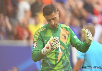 Ex-Rode Duivel schreeuwend van het veld gedragen: ziet er niet goed uit