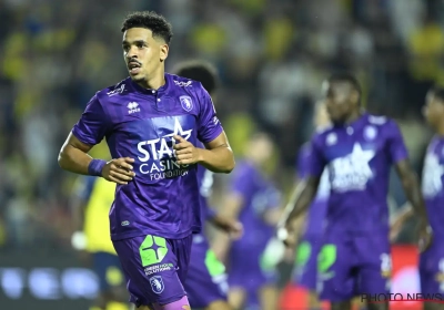 Beerschot houdt de adem in: verdediger per draagberrie van het veld met wat lijkt op zware knieblessure