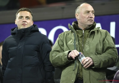 De spanning stijgt: Anderlecht-voorzitter Wouter Vandenhaute reageert na verloren bekerfinale en wordt omringd door woedende supporters