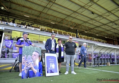 📷 Het meest emotionele moment van afgelopen weekend: Beerschot eert Tim Nicot, mama van overleden speler tot tranen toe bewogen