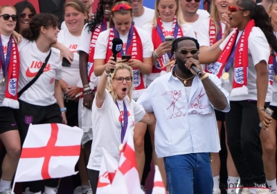 🎥 Engeland krijgt eerbetoon voor 65.000 supporters: bondscoach Wiegman gaat helemaal los met favoriete artiest
