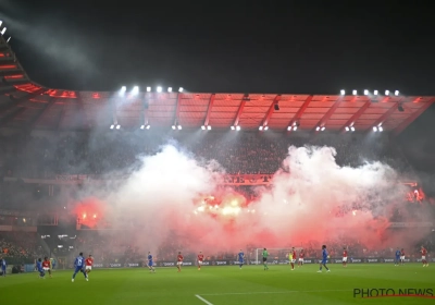 Ze hebben het bij Standard nog niet door: supporter werpt beker op het veld
