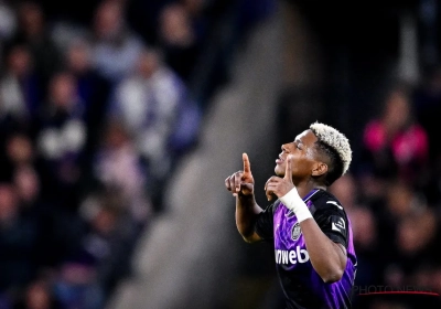 Nilson Angulo wijst naar Besnik Hasi na zijn schitterende goal: "Ik wil hem iets teruggeven"