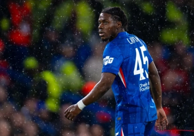 Dit meen je niet? Rode Duivel lijkt (eindelijk) vertrokken en... moet na vier minuten geblesseerd van het veld