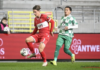 LIVE: Rood voor La Louvière-sterkhouder Maës op slag van rust