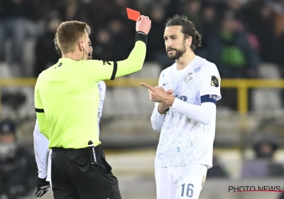 Burgess (Union SG) slaat na rode kaart keihard terug naar ... Vandenbroeck (Zulte Waregem)