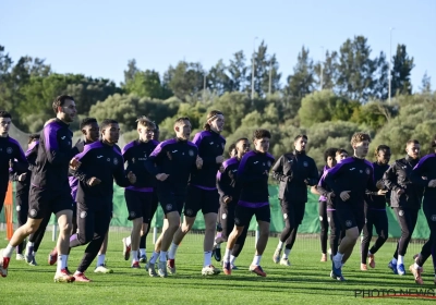 Ver was het niet: oud-speler van Anderlecht bracht tijdens de stage een bezoekje