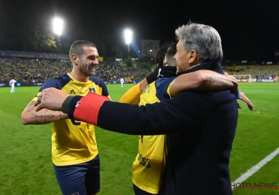 Felice Mazzu is het niet eens met VAR en scheidsrechter en laat dat duidelijk merken