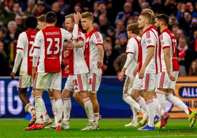 🎥 Hoe gek is dit? Fans van Ajax lopen snelweg op richting spelersbus
