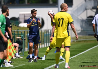 Twee spelers op weg naar de uitgang bij Union