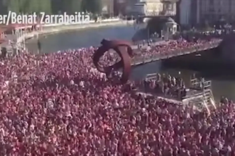 Duizenden fans in de straten voor titel van ... vrouwenploeg