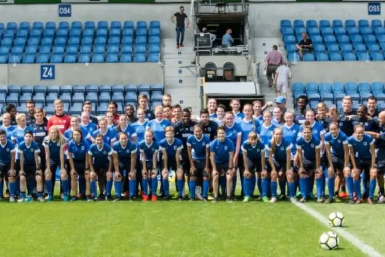 Genk Ladies op de foto ... samen met de mannen!