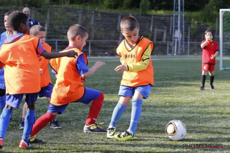 Amateurvoetbal stelt beslissing uit, maar het ziet er niet goed uit: virologen adviseren zelfs om activiteiten -12-jarigen te verbieden
