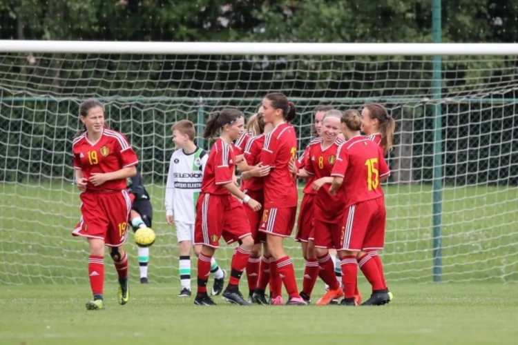 Who runs the world? Piepjonge Flames halen uit tegen jongensploeg: 11-1