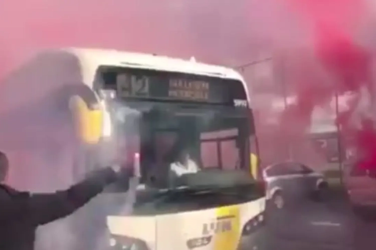 VIDEO: Oeps! KV Kortrijk-fans creëren zee van bengaals vuur... maar zien dan niet de spelersbus maar wel een van De Lijn opdoemen
