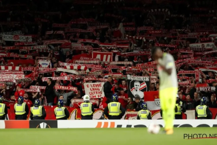 🎥 Grappig beeld uit Duitsland: Supporters van Keulen bestormen het veld en vieren de nederlaag tegen Wolfsburg