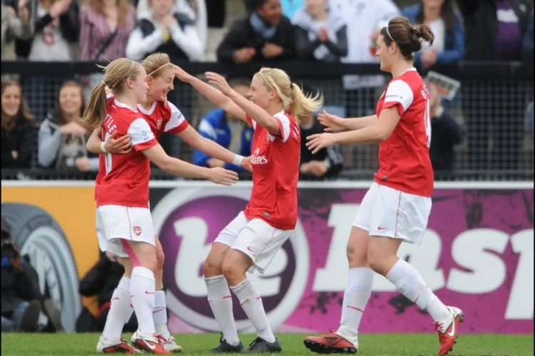 Wenger blijft zitten, deze man stopt er wel mee bij de vrouwen ...