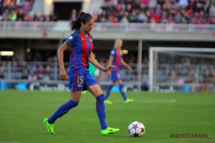 ? Vrouwen Barcelona pakken uit met geniaal trickshot met kerstboom