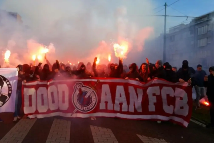 ? Het brandt al aan de Bosuil! Fans Antwerp zetten de toon met vurige optocht: "Dood aan FCB!"