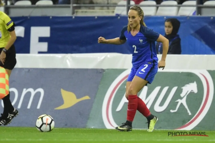 ? Franse voetbalspeelster verbaast vriend en vijand met haar stem bij 'ontgroeningslied'