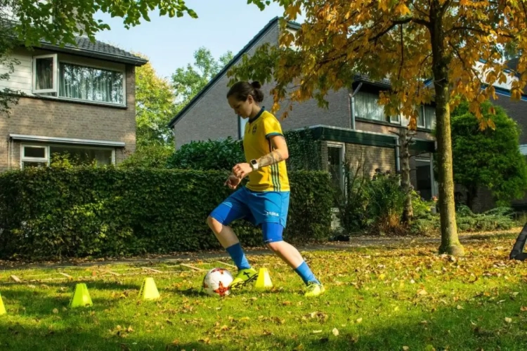 🎥 Opbeurend nieuws om de dag af te sluiten: ex-speelster KRC Genk oefent in de tuin en kopt ballen in gft-bak
