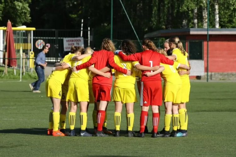 Yellow Flames speelden naar wekelijkse gewoonte tegen jongensteam, met dit resultaat