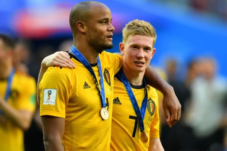 Transferbom: 'toptarget van Manchester City om De Bruyne te vervangen zal plots toch bij Vincent Kompany terechtkomen'