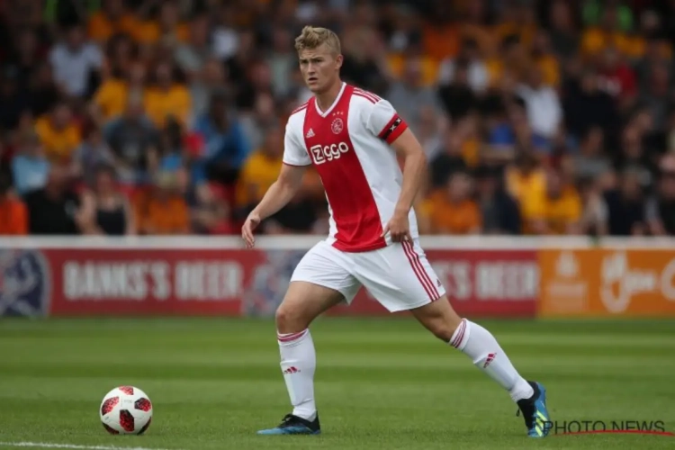 Topper van Ajax heeft ook een voetballende zus: "Bizar en jammer dat de kloof zo groot is"