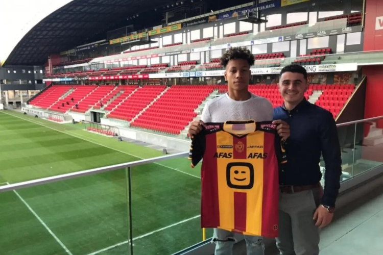 De jongste (20) makelaar van het land wordt niet afgeschrikt door het wereldje: "Ik heb mezelf beloofd dat het voetbal me niet gaat veranderen"