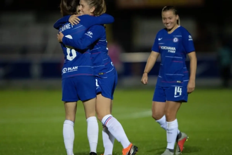 Topspeelster gaat langer door bij Chelsea: "Heel blij en in de wolken"