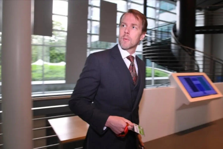 š„ "Woorden zijn overbodig" en "Eigenaardige gewoontes": Supporters KV Mechelen vonden wel Ć©rg bizar filmpje van Kris Wagner